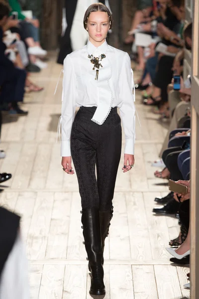 Look 3